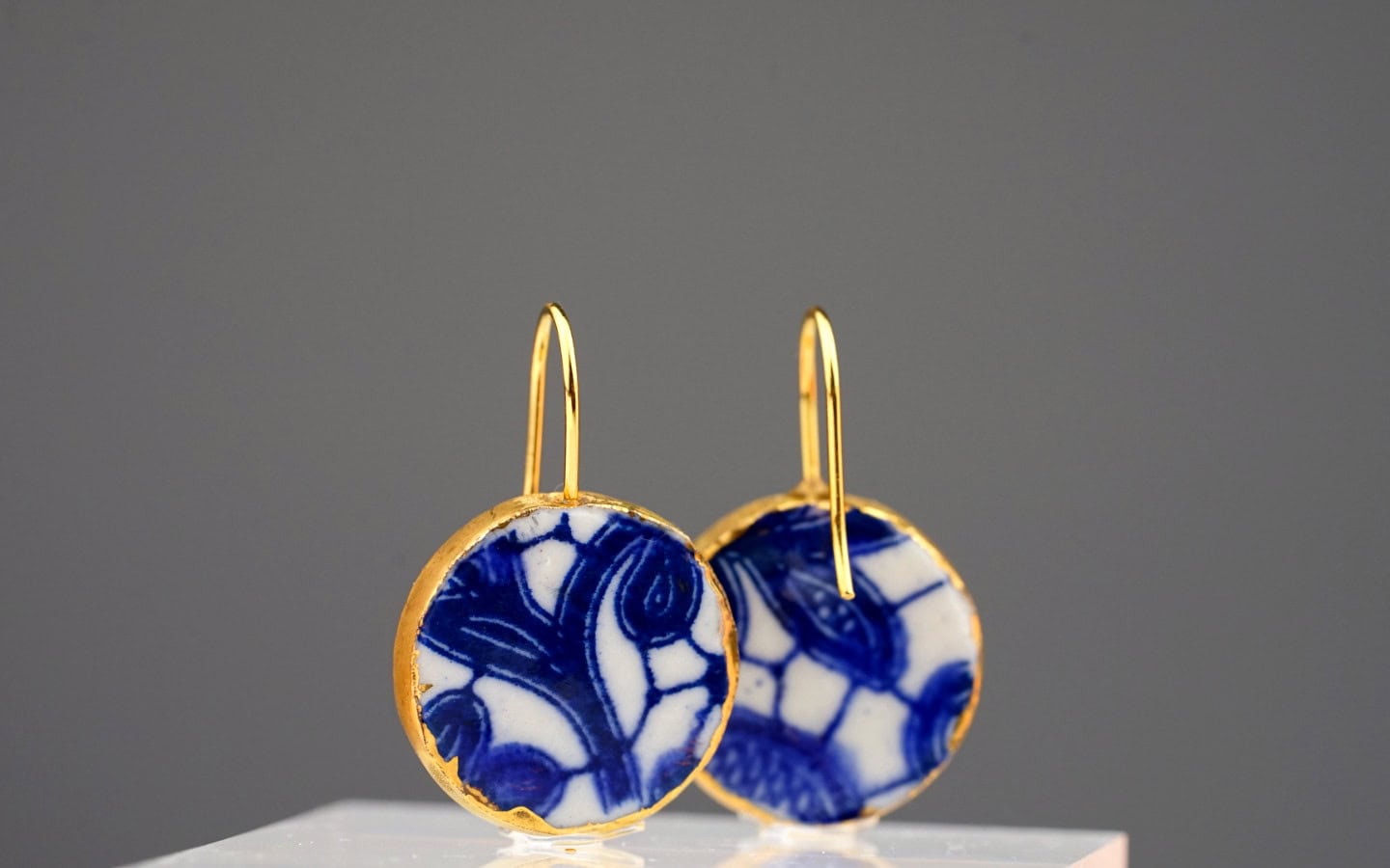 Inspiriert von der ikonischen blau-weißen Keramik Delfts, sind die Delft Ohrringe eine Hommage an niederländische Kunstfertigkeit und präzises Handwerk. Gefertigt aus hochwertigem Audrey Blackman Porzellan, zeigen diese Ohrringe klare blaue Muster auf einem makellosen weißen Untergrund, der an die Delfter Fliesen erinnert.