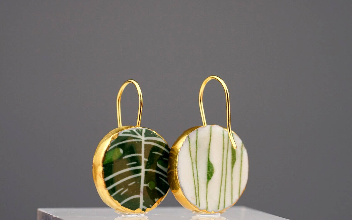 Diese Ohrringe vereinen lebendige Grünnuancen und zarte Blattmuster mit einem eleganten Rahmen aus 24-karätigem Gold. Ihre beidseitige Gestaltung sorgt für eine harmonische Ausstrahlung aus jedem Blickwinkel.