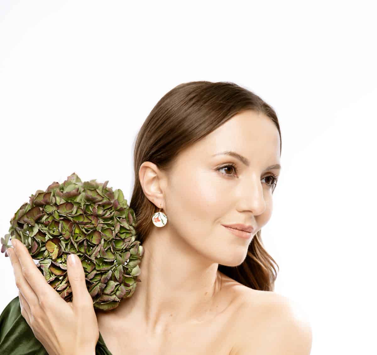 Eine tiefrote, getupfte Rose mit zarten grünen Blättern, als wäre sie gerade frisch gepflückt. Sie verkörpert Eleganz und die zeitlose Schönheit klassischer Blumenmalerei.